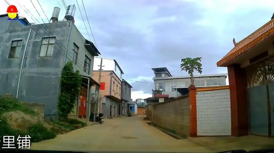 云南曲靖南关村夜市不夜城灯火辉煌摊位费每年2万4