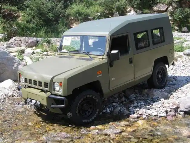 2008年左右,继承bj-212的正统军用越野车北汽"勇士"开始列装部队,它是