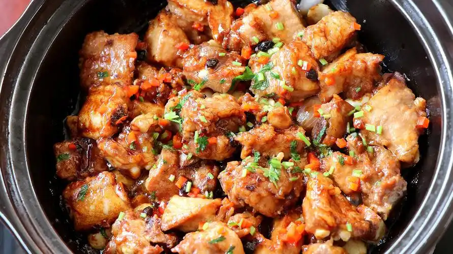 老广的味道啫啫排骨煲,镬气十足,老广东人最爱的吃法