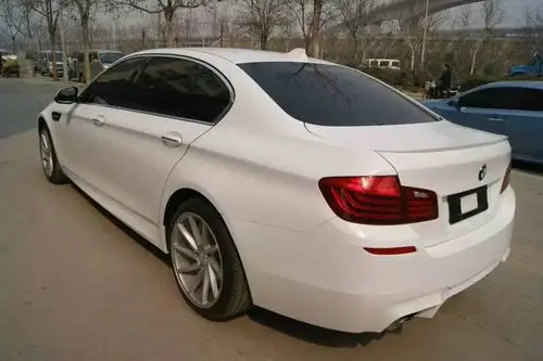 颠覆传统宝马5系汽车改色效果之珠光白车身改色贴膜