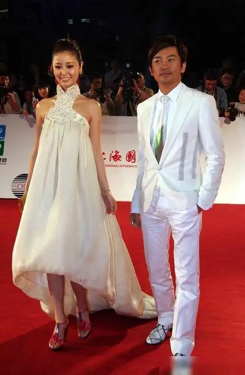 林心如皮肤黝黑也好美穿挂脖公主裙姿态优雅旁边苏有朋更抢镜