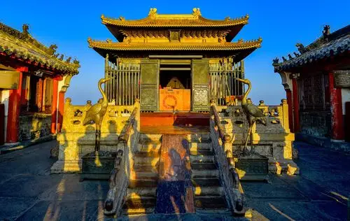 武当山金顶,清晨日照金殿.