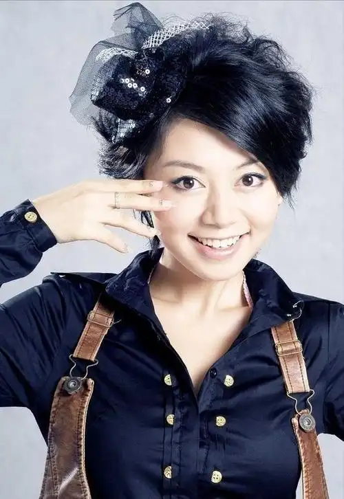 湖南卫视知名主持人在美国定居开保时捷拎爱马仕成二胎辣妈