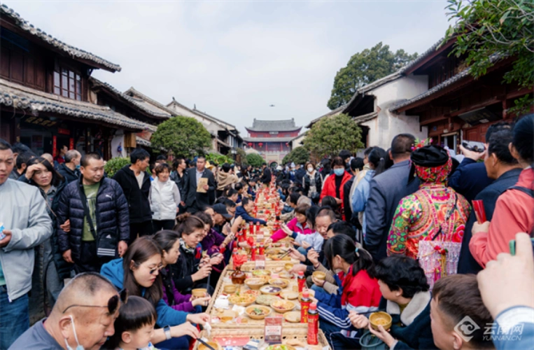 巍山"南诏养生长街宴"上的烟火气_腾讯新闻