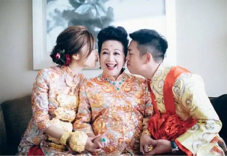 最大方婆婆!薛家燕送媳妇巨型龙凤镯,大到可以遮住半只手