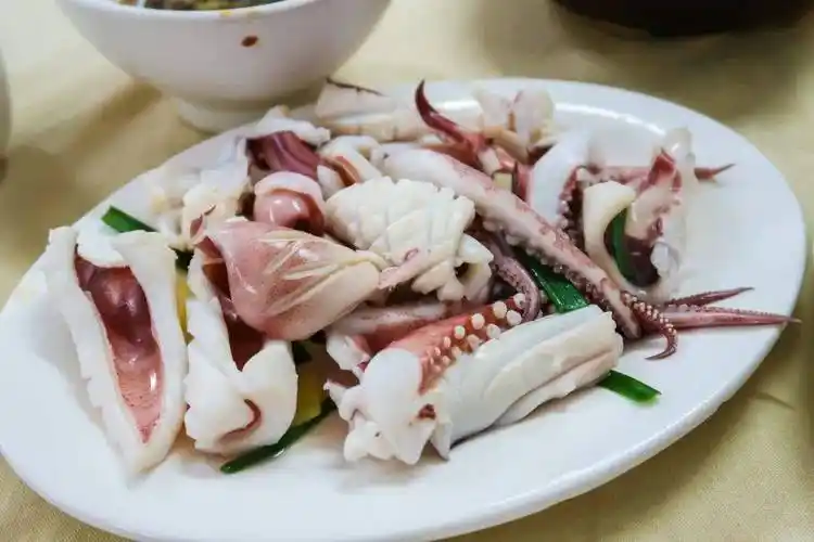 比脸盆还大份的上汤芥菜,和稳坐推荐菜top3的白灼鱿鱼!