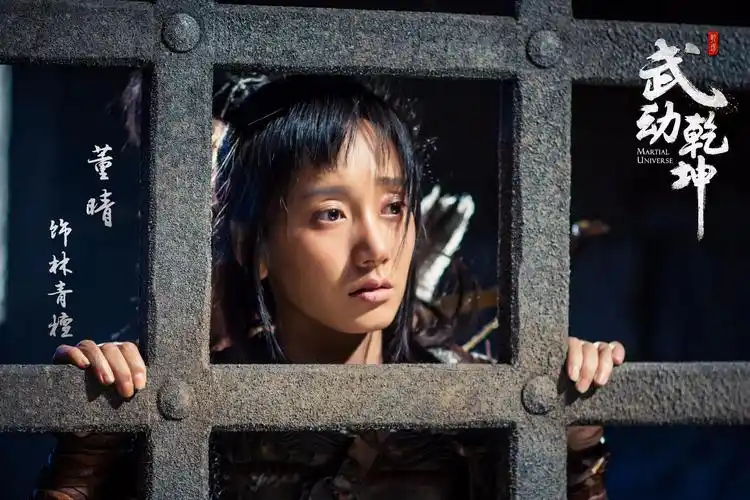 董晴最新街拍曝光 化身春日风景线