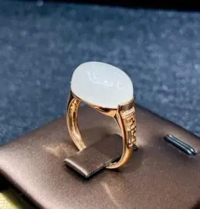 秋冬季新品天然和田玉戒指女 羊脂白玉蛋面镶嵌18k金指环回纹包镶