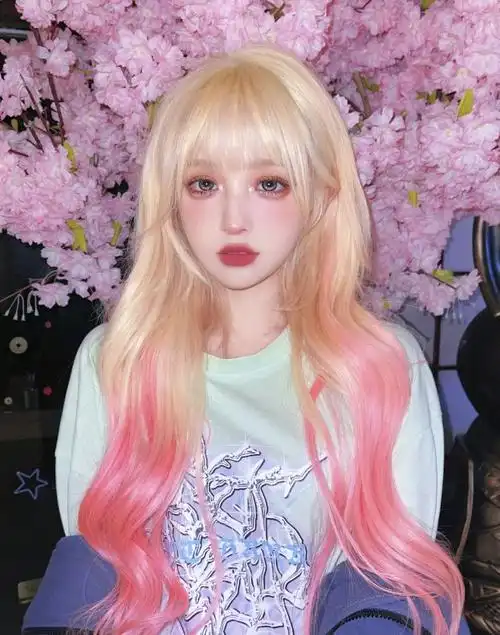 网络上的机智张有着流畅的面部轮廓,下巴尖尖脸部胶原