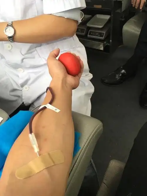 抽血管里流出的不仅仅是他们的血,更饱含着浓浓的爱心和正能量.