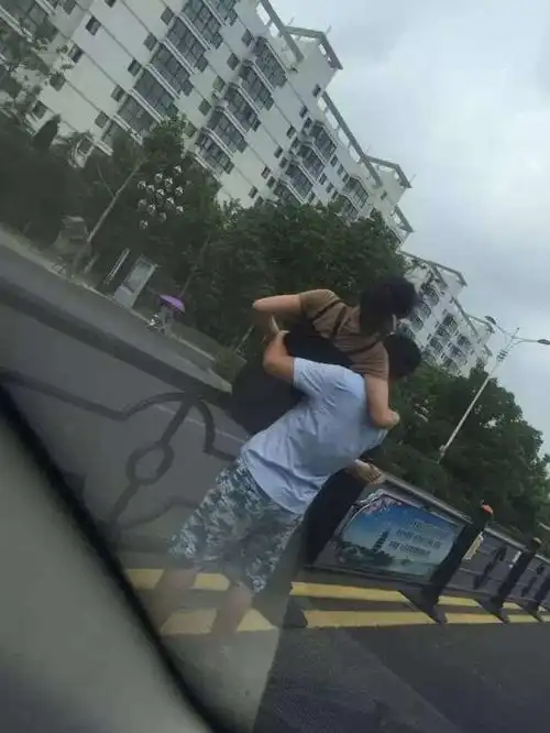 泗阳一对情侣当街秀恩爱,只是这方式让人"呲鼻子"!