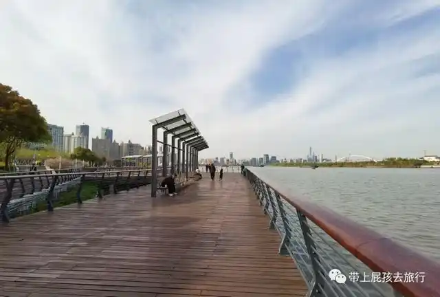 阔大的亲水平台,空阔的大草坪