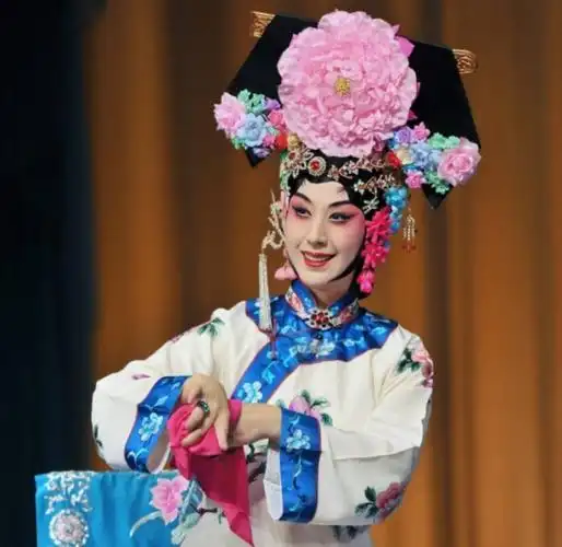 49岁史依弘练京剧魅力足与李诚儒离婚后单身至今