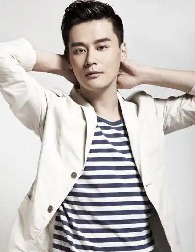 在剧中程皓枫不时要面临烈日和暴雨的洗礼,所幸的是,他在表演上也再一