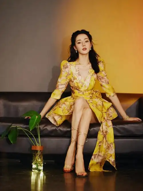 迪丽热巴明星同款法式高腰2023春夏性感v领碎花收腰连衣裙短裙子