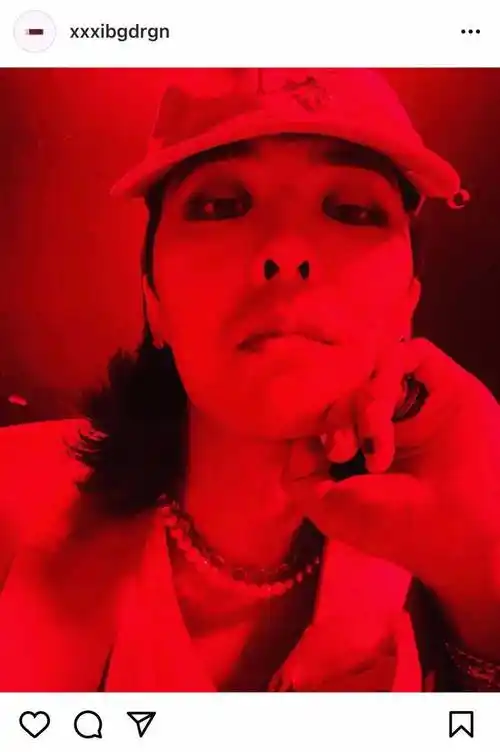 权志龙最新自拍照头发长了很多