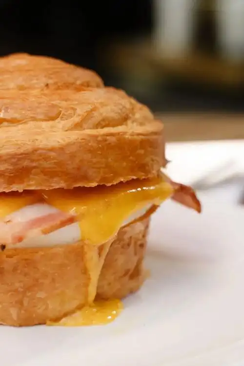 饼和流汁芝士片香喷的可颂堡里培根芝士蛋堡法式焦糖酥收服人心的魅力