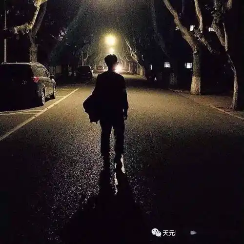 只能一个人睁眼到天亮.