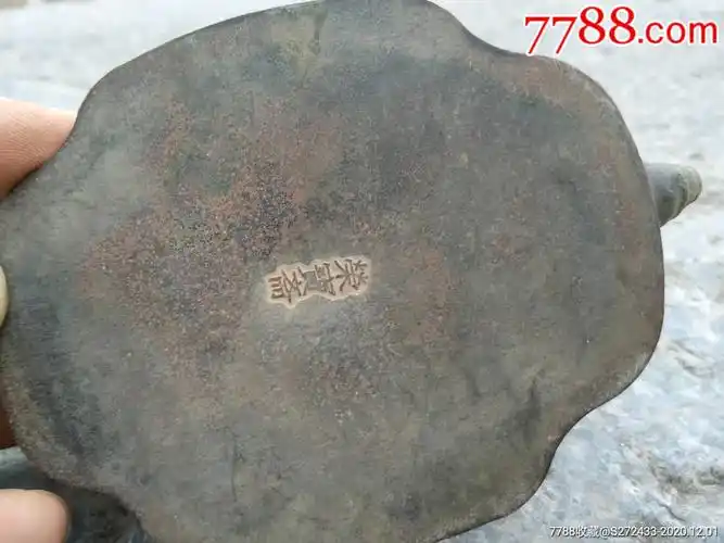 老旧藏荣宝斋出品铜水滴,文房佳品,做工小巧精致,包浆陈年老旧,全品!