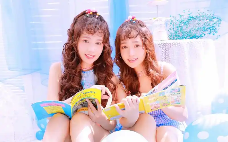 甜美双胞胎姐妹花可爱高清图片桌面壁纸