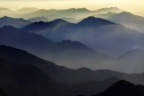 安徽黄山: 飘渺山峦,很有诗意