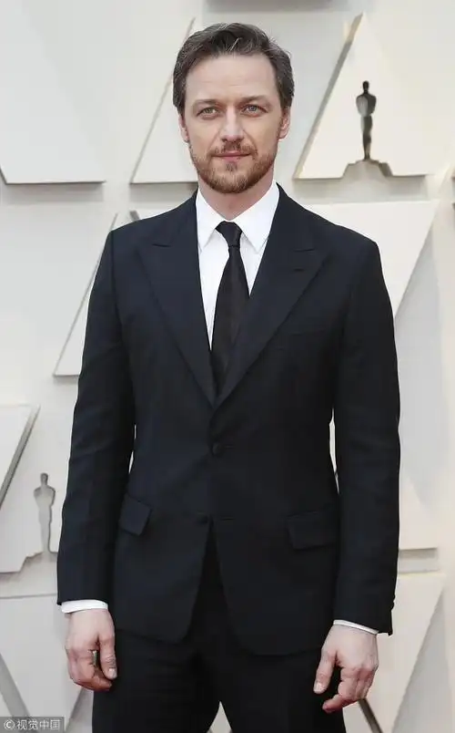 熟男风范一美詹姆斯麦卡沃伊黑西装微笑迷人