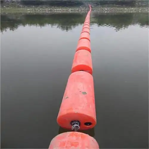 并与岸边锚块采用60钢锚链相连:浮筒的内部充填聚氨酯泡沫,即便筒