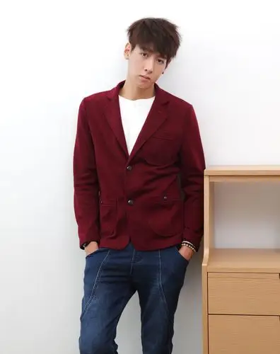 酒红色修身西服