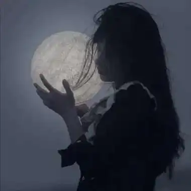 黑白女生忧郁伤心头像深色系颓废女头图片