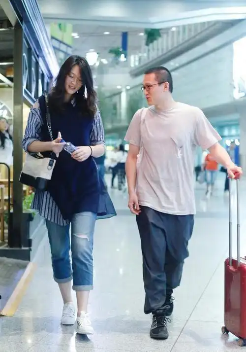 惠若琪和老公同框好幸福穿拼接衬衫配牛仔裤好有明星气质