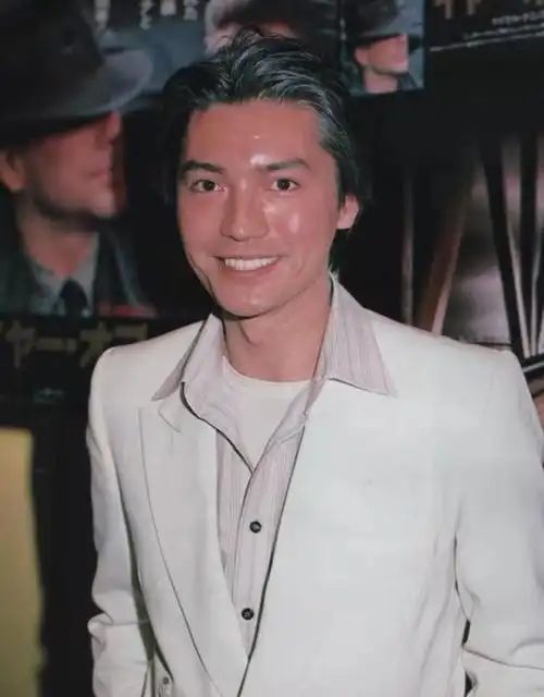 尊龙不愧是"亚洲第一美男",体态出色,穿搭有型,到老都不油腻