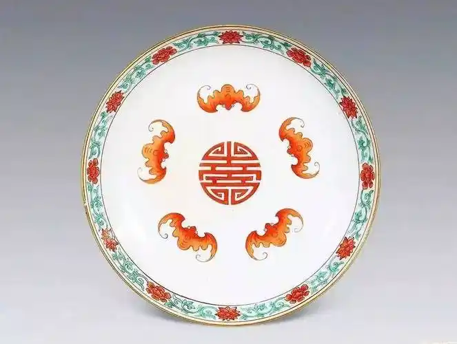 传统纹饰中将蝙蝠与"寿"字组合,曰"五蝠捧寿".