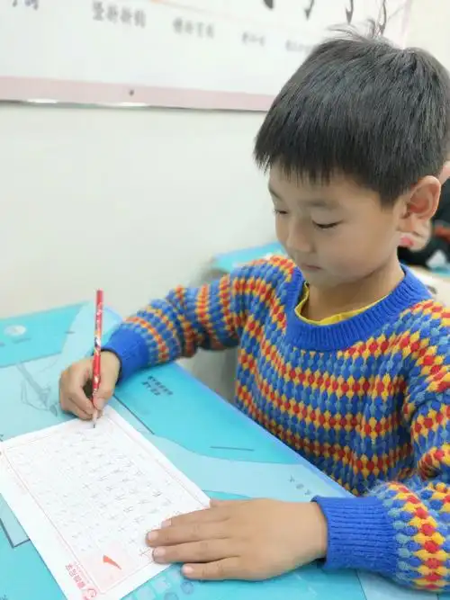 爱尚写字:端正写字姿势,爱上写字课堂!练字练心,正字正人!