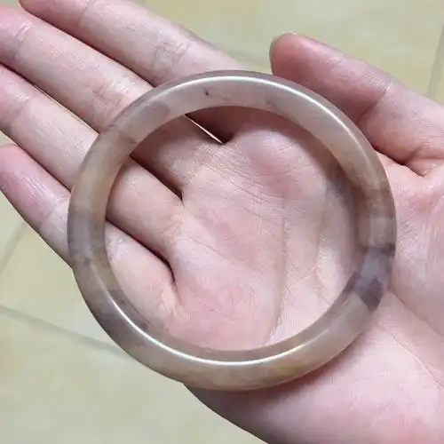 夜晚室内灯光下的金丝玉原图直出