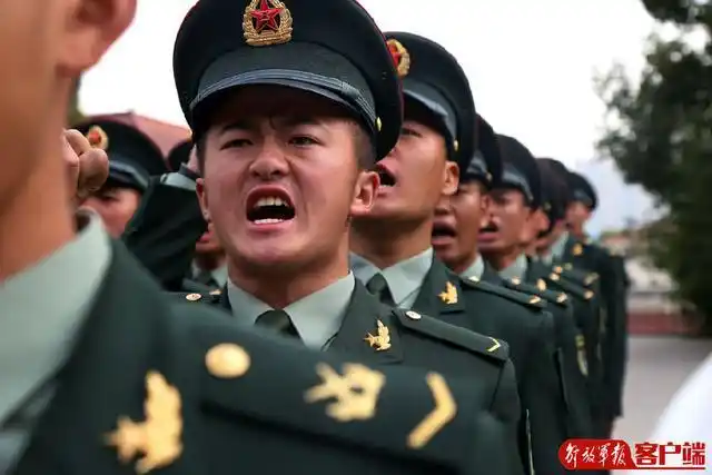 战略支援部队某部新兵团举行2019年度新兵授衔仪式