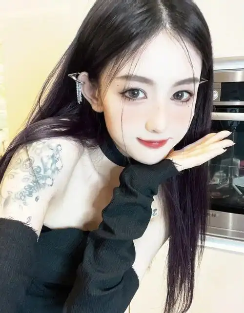 22岁炫迈妹子无美颜滤镜状态曝光,肤质差闭口多,眼袋法令纹明显_网易