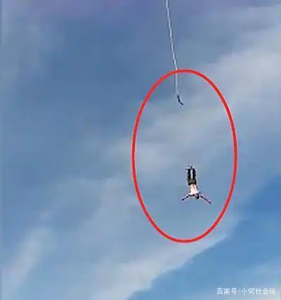 危险!男子蹦极时安全带脱落,从半空中坠落到气囊上:脊椎受重伤