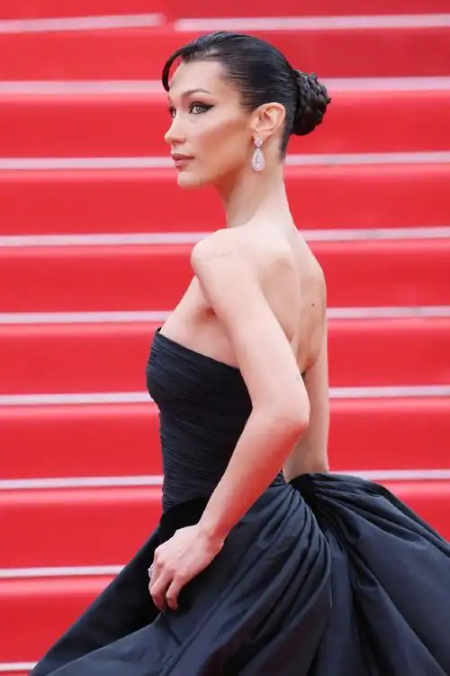 bellahadid穿着versace1987年的古董裙亮相戛纳电影节红毯