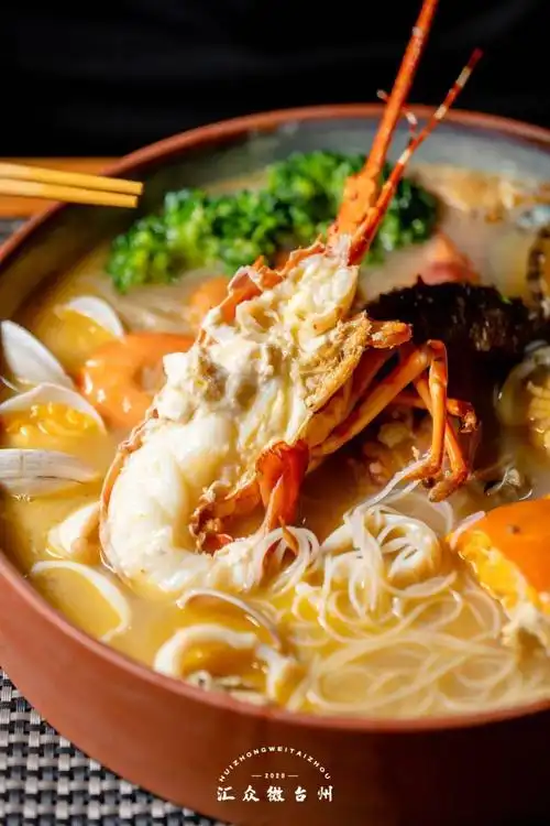 豪华海鲜面-2-最后来上一口面,筋道的面条吸收了海鲜汤汁的精华,鲜香