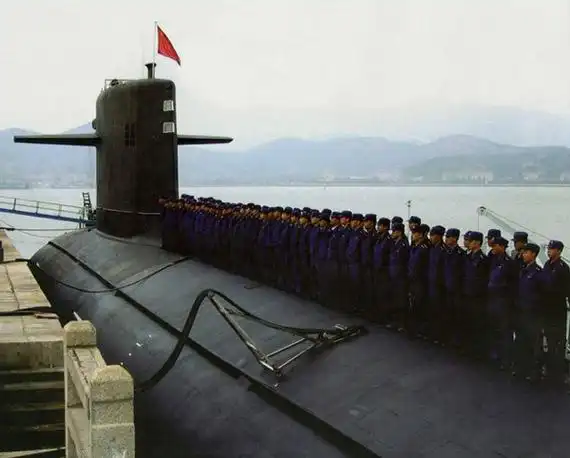 图文:中国海军官兵在新型核潜艇上列队