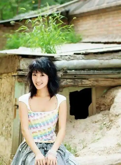 她是陈道明隐藏38年的女儿,长相清秀撞脸李念,气质和爸爸一样优雅高级