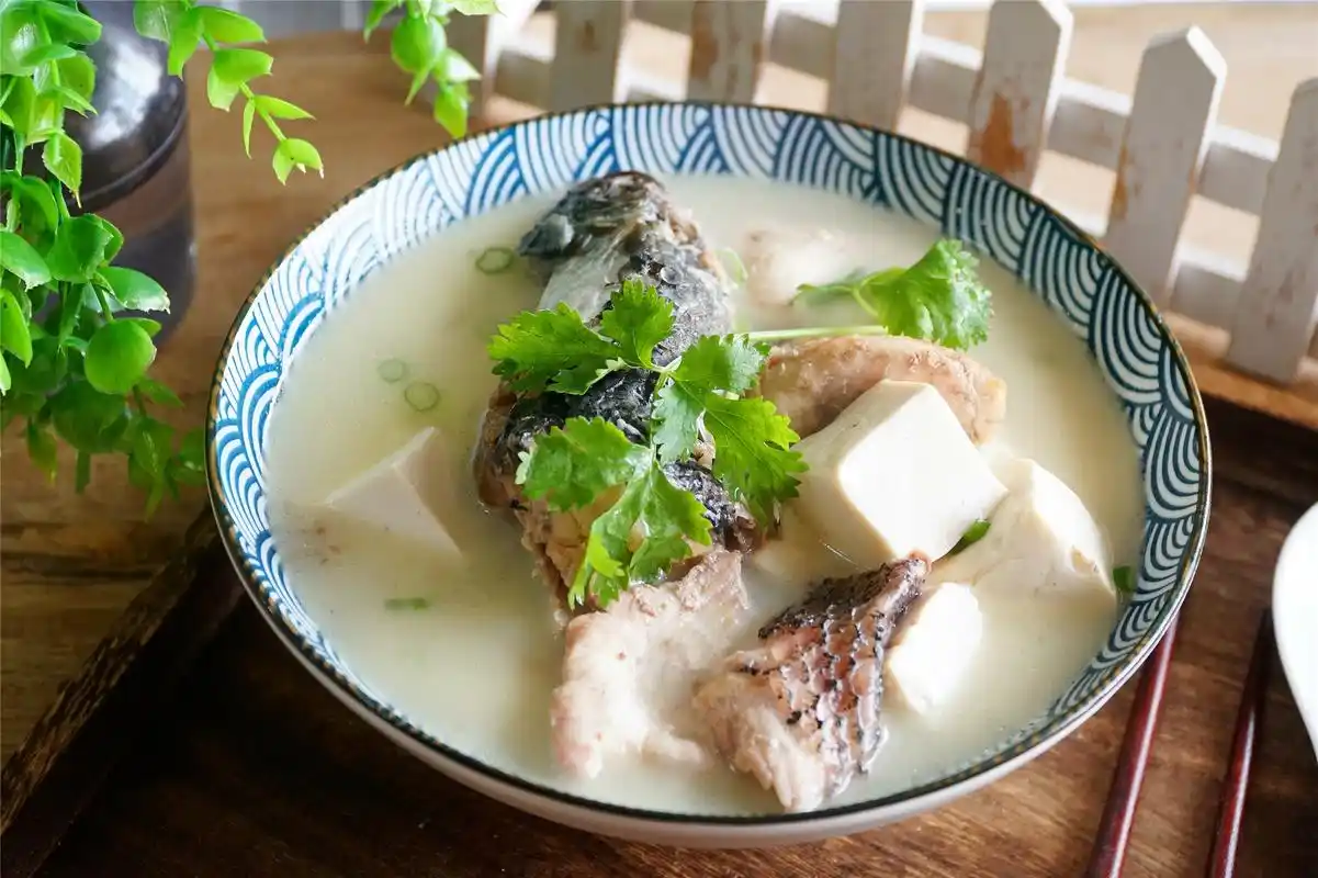 煮鱼汤时加水时间很重要加对了汤又白又鲜还没腥味