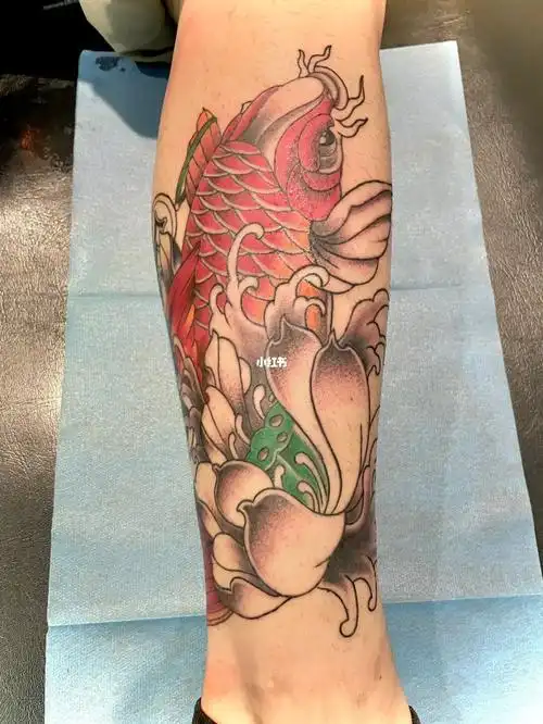 鲤鱼彩色小腿纹身