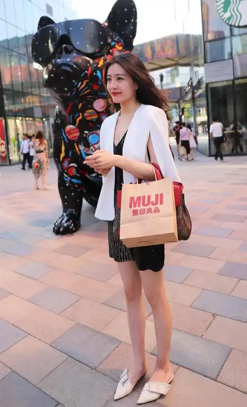 北京街拍:五一假期,原来小姐姐们都在这里扎堆