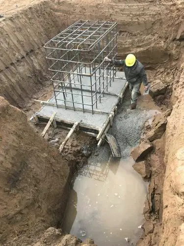 28日,浇筑砼放大脚基础.