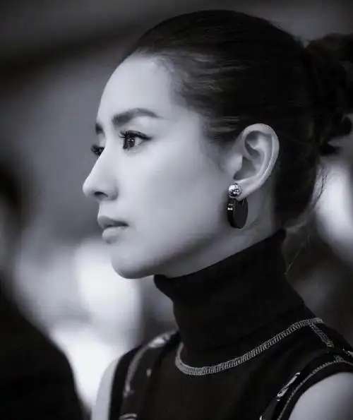 五官形态可以成就小美人的配置,侧脸的美感却有着