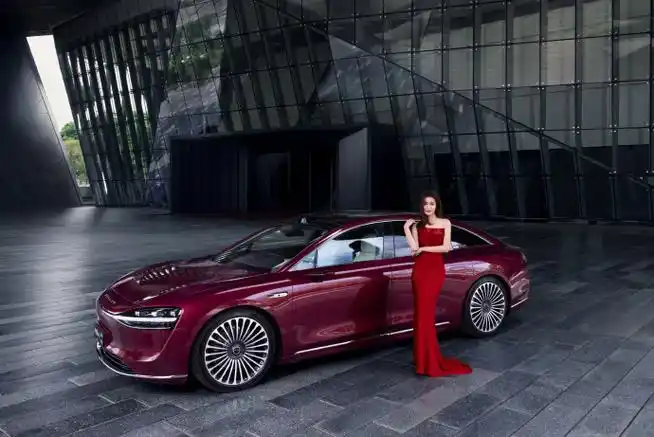 这豪车配美女的组合,简直就是红毯上的最佳cp!