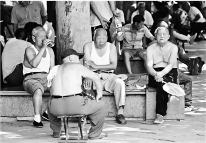 全国整治赤膊光膀,碍眼的老人和穷人在城市里该何去何从?