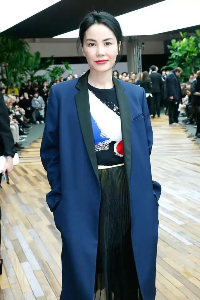 王菲虽然气场很强,但是看脸也有点老了,皮肤松弛感觉挺显龄的_手机