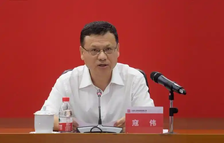 寇伟提出六点要求:一要坚持不懈抓好疫情防控工作,把常态化疫情防控